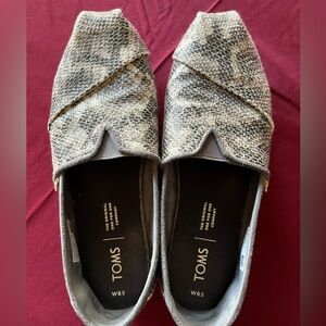 Women’s size 6.5 snakeskin Toms excellent condition